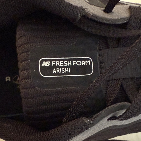 New Balance Arishi Fresh Foam  Black and White Athletic Shoes - Picture 6 of 10